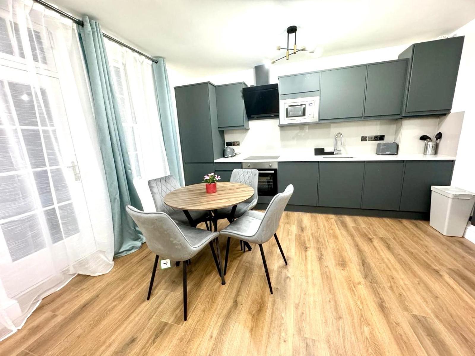 City Centre One Bedroom Apartment Next To Station, Newly Renovated Londres Extérieur photo