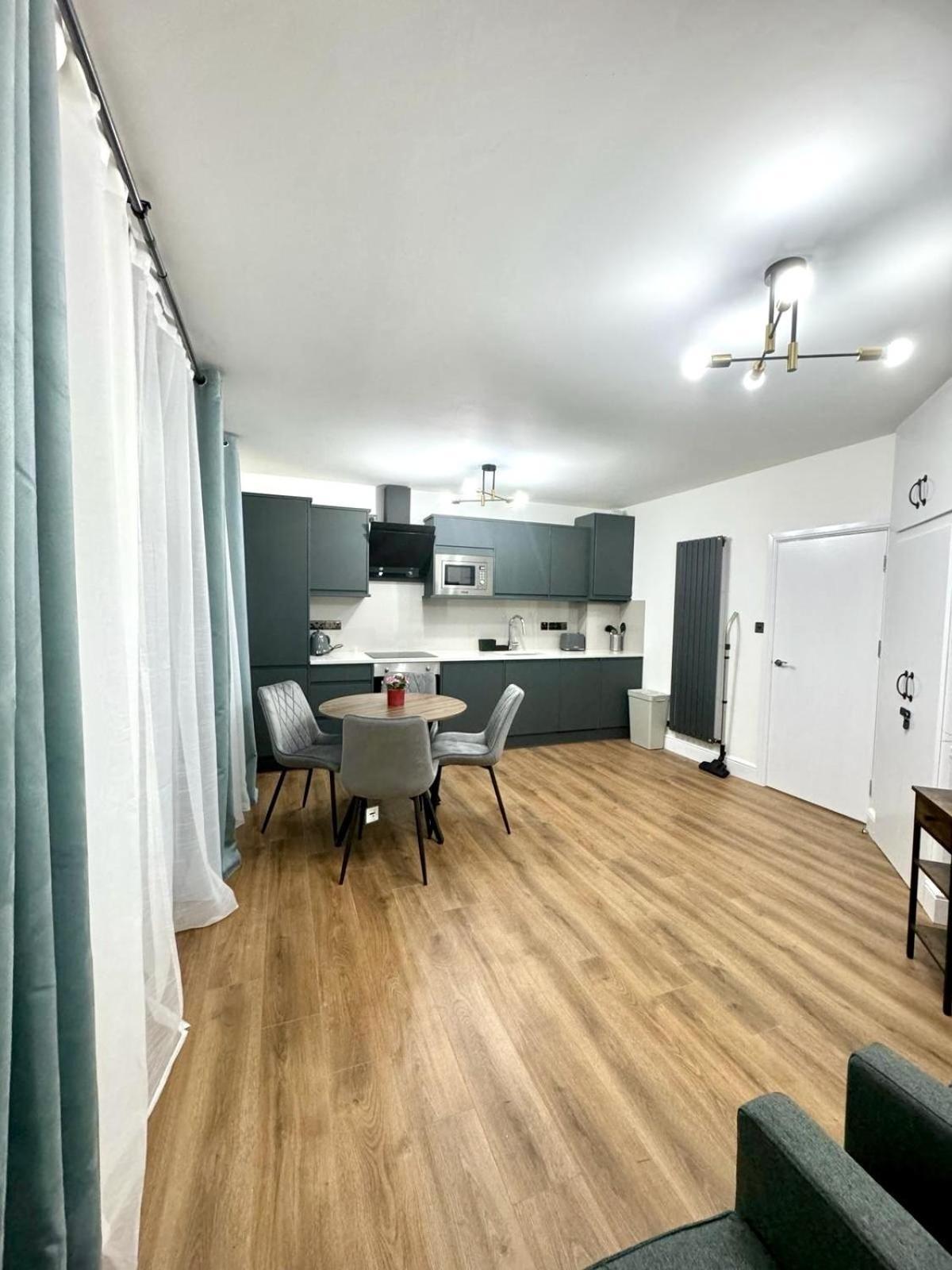 City Centre One Bedroom Apartment Next To Station, Newly Renovated Londres Extérieur photo