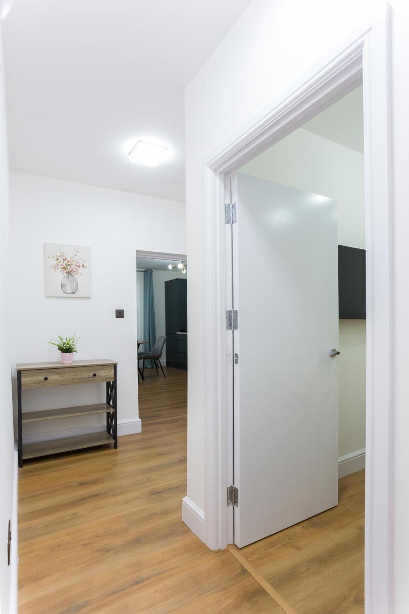 City Centre One Bedroom Apartment Next To Station, Newly Renovated Londres Extérieur photo
