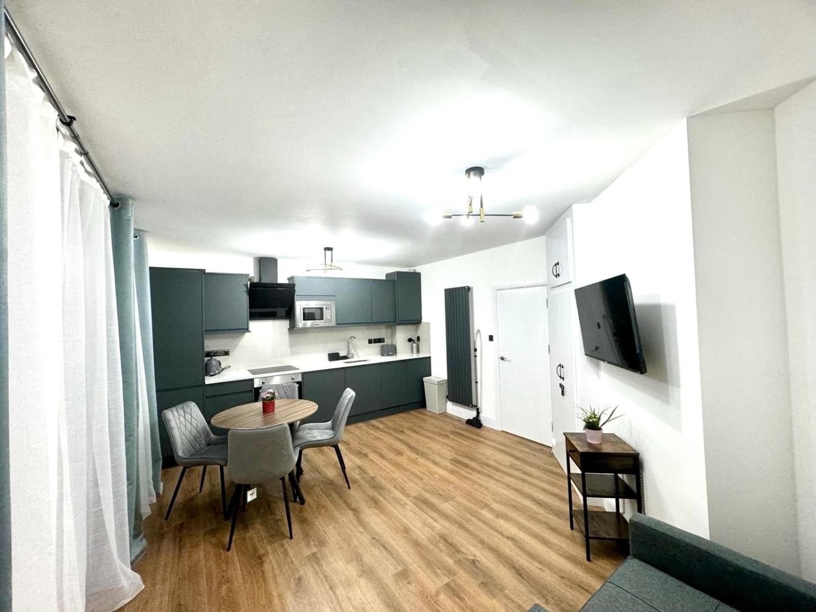 City Centre One Bedroom Apartment Next To Station, Newly Renovated Londres Chambre photo